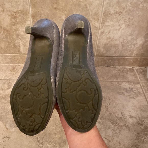 Kenneth Cole 7.5 silver distressed metallic peep toe pump. EUC - Picture 5 of 7